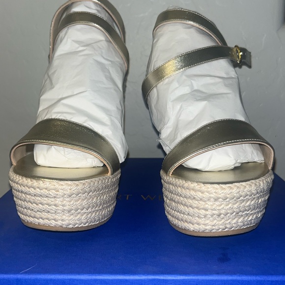 STUART WEITZMAN Alex Platform Wedge
Color: Gold
Size: 11 - Picture 13 of 15